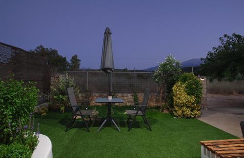 Vamos Appartement | Livingfy Apt with mountain view & garden