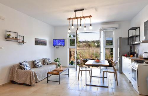 Vamos Appartement | Livingfy Apt with mountain view & garden