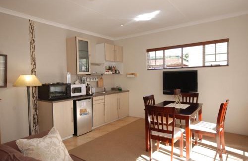 Greater Johannesburg Metropolitan Area Maison | Liz at Lancaster Guesthouse