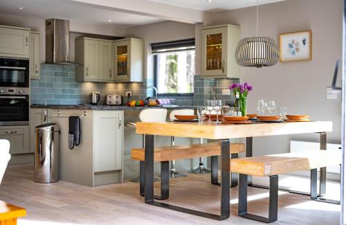 Weybourne Maison | Liz's Lodge by Big Skies Cottages