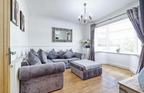 Epping Maison | LMV Property - Modern Luxury Family Home in Theydon Bois With London Skyline Views