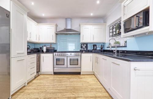 Epping Maison | LMV Property - Modern Luxury Family Home in Theydon Bois With London Skyline Views