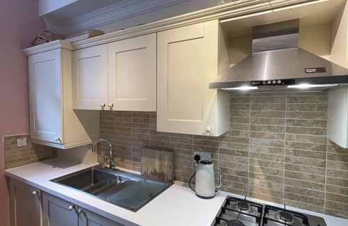Mile End Appartement | LNDN-EDI133 · Chic Victorian Flat in Private Estate - Mile End!