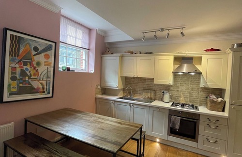 Mile End Appartement | LNDN-EDI133 · Chic Victorian Flat in Private Estate - Mile End!