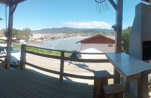 Garopaba Maison | Lobo do Mar Address House in the historic center of Garopaba, next to the beach.