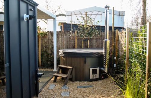 Heinkenszand Appartement | Lobsters Lodge in Heinkenszand ' Wellness Accommodation with Wood-Fired Hottub, Private Sauna and Outdoor Shower ' Airco's ' Free Wifi ' Complimentary Bed linen and Towels