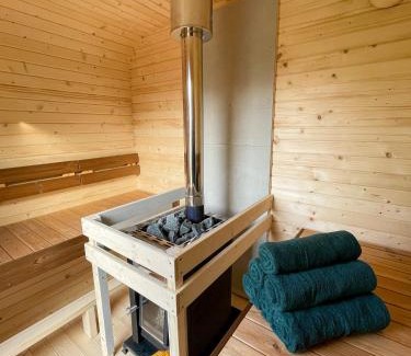 Heinkenszand Appartement | Lobsters Lodge in Heinkenszand ' Wellness Accommodation with Wood-Fired Hottub, Private Sauna and Outdoor Shower ' Airco's ' Free Wifi ' Complimentary Bed linen and Towels
