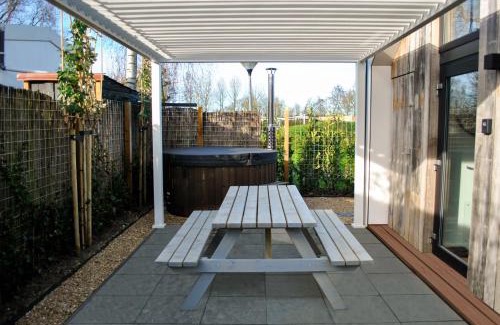 Heinkenszand Appartement | Lobsters Lodge in Heinkenszand ' Wellness Accommodation with Wood-Fired Hottub, Private Sauna and Outdoor Shower ' Airco's ' Free Wifi ' Complimentary Bed linen and Towels