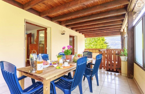 La Trinite Maison | Situé à 31km de Chambéry et à 33km d'Albertville, dans la petite vallée du Val Gelon, entre le Parc