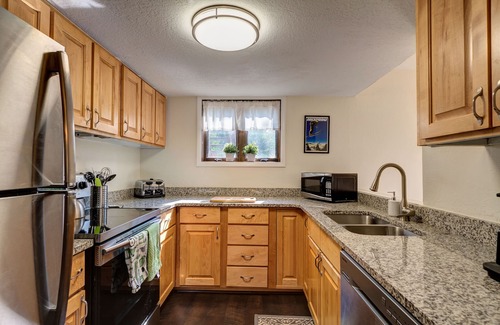 Warrior's Mark Copropriété | Located an easy walk to slopes and apres!