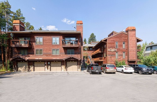 Warrior's Mark Copropriété | Located an easy walk to slopes and apres!