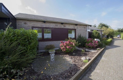 Sint Maartenszee Maison | Located directly opposite the beautiful dune area of Sint Maartenszee. 4 persons, 2 bedrooms, WLAN