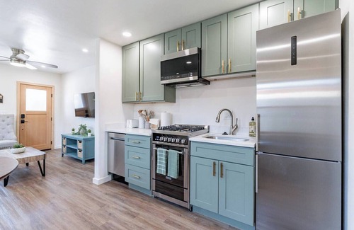 Downtown Tucson Appartement | Located downtown this 1 bedroom 1 bathroom is fully remodeled with your own dedicated electric vehicle charger .