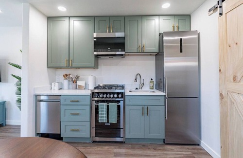 Downtown Tucson Appartement | Located downtown this 1 bedroom 1 bathroom is fully remodeled with your own dedicated electric vehicle charger .