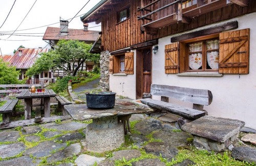 La Lechere Maison | Situé dans un hameau en pleine nature, en lisière de forêt. A 7km, Doucy station (Combelouvière) ave