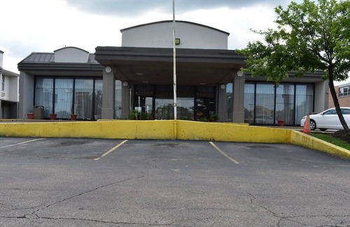 Melrose Park Maison | Located In An Area With Good Airport Proximity! 3 Affordable Units, FREE Parking
