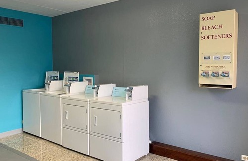 Melrose Park Maison | Located In An Area With Good Airport Proximity! 3 Affordable Units, FREE Parking