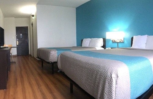 Melrose Park Maison | Located In An Area With Good Airport Proximity! 3 Affordable Units, FREE Parking