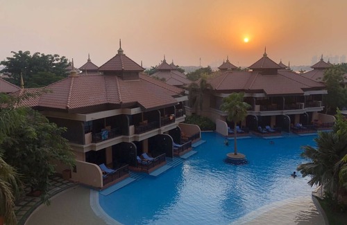 Palm Jumeirah Maison | Located in Palm Jumeirah with a stunning view of the lagoon pool