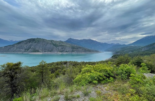 Rochebrune Maison | Located in the Campig des gorges de la Blanche, gateway to the Lac de serre p.