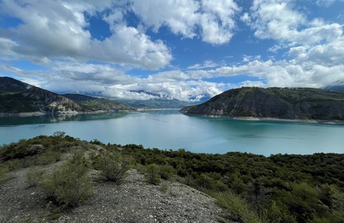 Rochebrune Maison | Located in the Campig des gorges de la Blanche, gateway to the Lac de serre p.