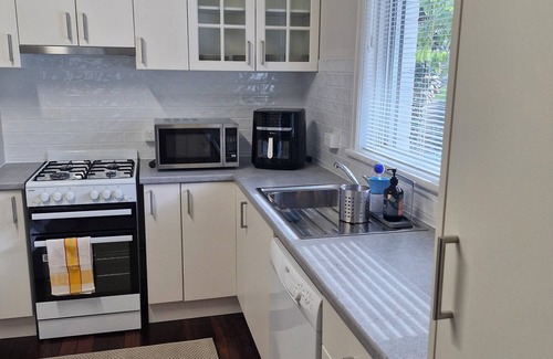 Rivervale Maison | Located in the Heart of Lathlain are cosy 3 bedrooms 1 bath suburban house
