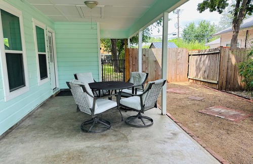Rio Vista Maison | 1 Block from River San Marcos with AC, WiFi