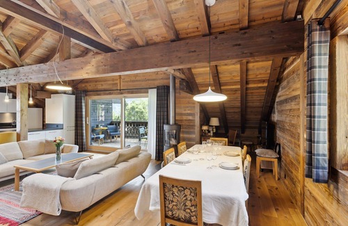 Champery Appartement | Situé sur la commune de Val d’Illiez, entre Troistorrents et Champéry, le chalet Reine offre une vue