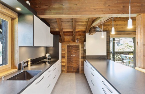 Champery Appartement | Situé sur la commune de Val d’Illiez, entre Troistorrents et Champéry, le chalet Reine offre une vue