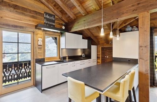 Champery Appartement | Situé sur la commune de Val d’Illiez, entre Troistorrents et Champéry, le chalet Reine offre une vue