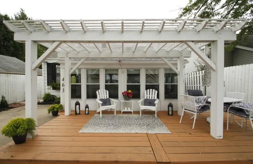 Brooklyn Maison | LOCATION! 2bd/1ba with 2 patios on Wamplers Lake.
