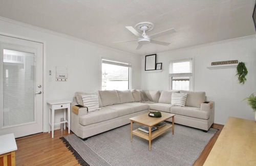 Brooklyn Maison | LOCATION! 2bd/1ba with 2 patios on Wamplers Lake.
