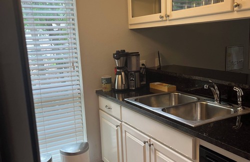 Clarksville Copropriété | Location! 6th street in Clarksville neighborhood. Walk to attractions.
