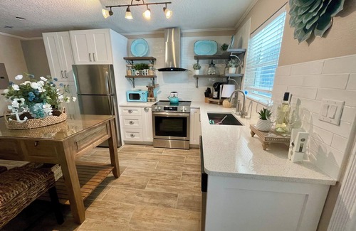 Treasure Island Copropriété | Location, location, location- Treasure Island cozy cottage