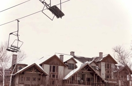 Hunter Copropriété | LOCATION! LOCATION!LOCATION! Luxurious Ski In/Out Jet-Set Condo NEWLY RENOVATED