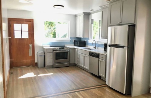 Fayetteville Maison | Location, Location, Location! Easy walk to downtown Fayetteville & Town Park