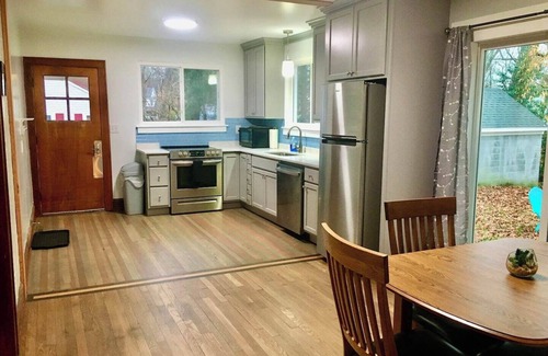 Fayetteville Maison | Location, Location, Location! Easy walk to downtown Fayetteville & Town Park
