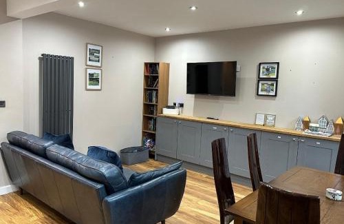 Melksham Maison | Location, lovely family home