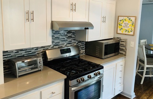 Cherry Street Cottage | 2 BR / 2 BA bijou récemment rénové! Parfait - par TU, Expo Center et les hôpitaux!