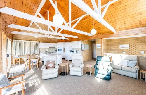 Yamba Appartement | Location+++ Ocean & headland views. Wifi, gifts, linen, 3 bed, 2 bath & parking!