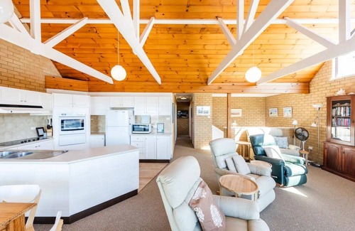 Yamba Appartement | Location+++ Ocean & headland views. Wifi, gifts, linen, 3 bed, 2 bath & parking!