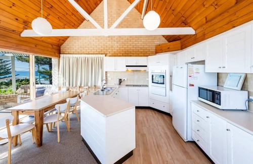 Yamba Appartement | Location+++ Ocean & headland views. Wifi, gifts, linen, 3 bed, 2 bath & parking!