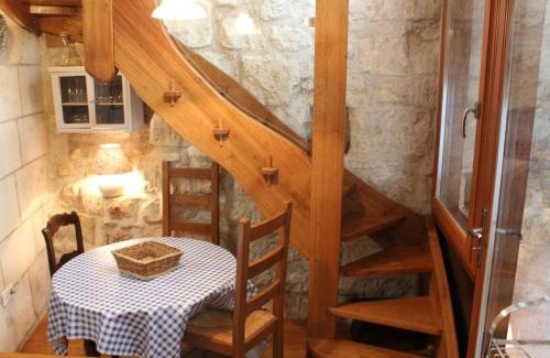 Loches Maison | Location unique en ville, 3 niveaux avec cave voûtée et troglodytique, charme et authenticité en Touraine - FR-1-381-162