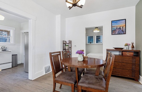 Eastlake Maison | Location！Vintage 3 Bedroom Home in Prime Eastlake Seattle with Private Parking