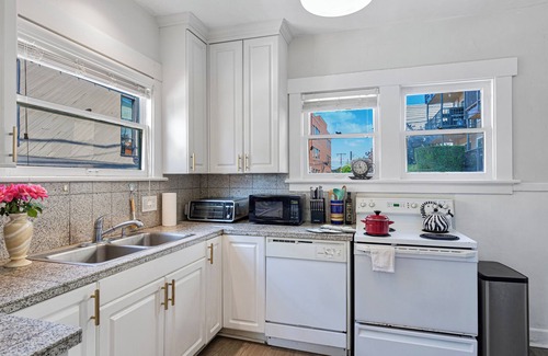 Eastlake Maison | Location！Vintage 3 Bedroom Home in Prime Eastlake Seattle with Private Parking