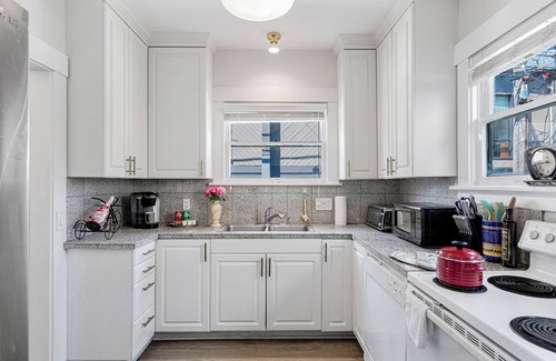 Eastlake Maison | Location！Vintage 3 Bedroom Home in Prime Eastlake Seattle with Private Parking