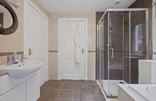 Foyers Maison | Loch Ness Views Holiday Home with Hot Tub