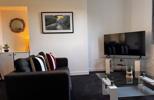 Kelty Appartement | Loch Ore View - sleeps 6 guests in 3 bedrooms