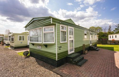 Forfar Chalet De Ski | Lochlands 2br family caravan - pets-play park