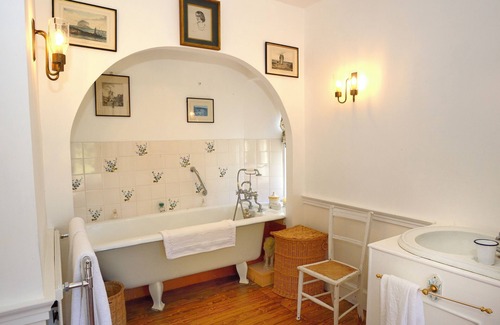 Elgin Cabine | Lochside Luxury: Historic Home with Stunning Scottish Woodland Views